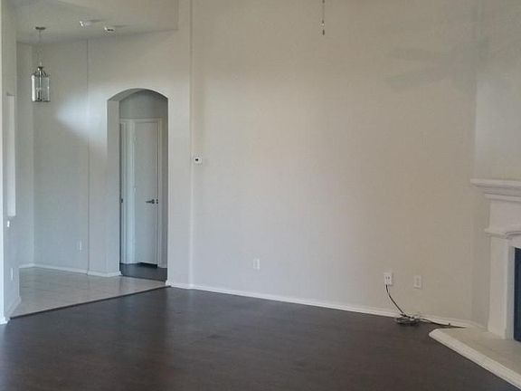 Spacious Family Room with Electronic Fire Place/High Ceiling