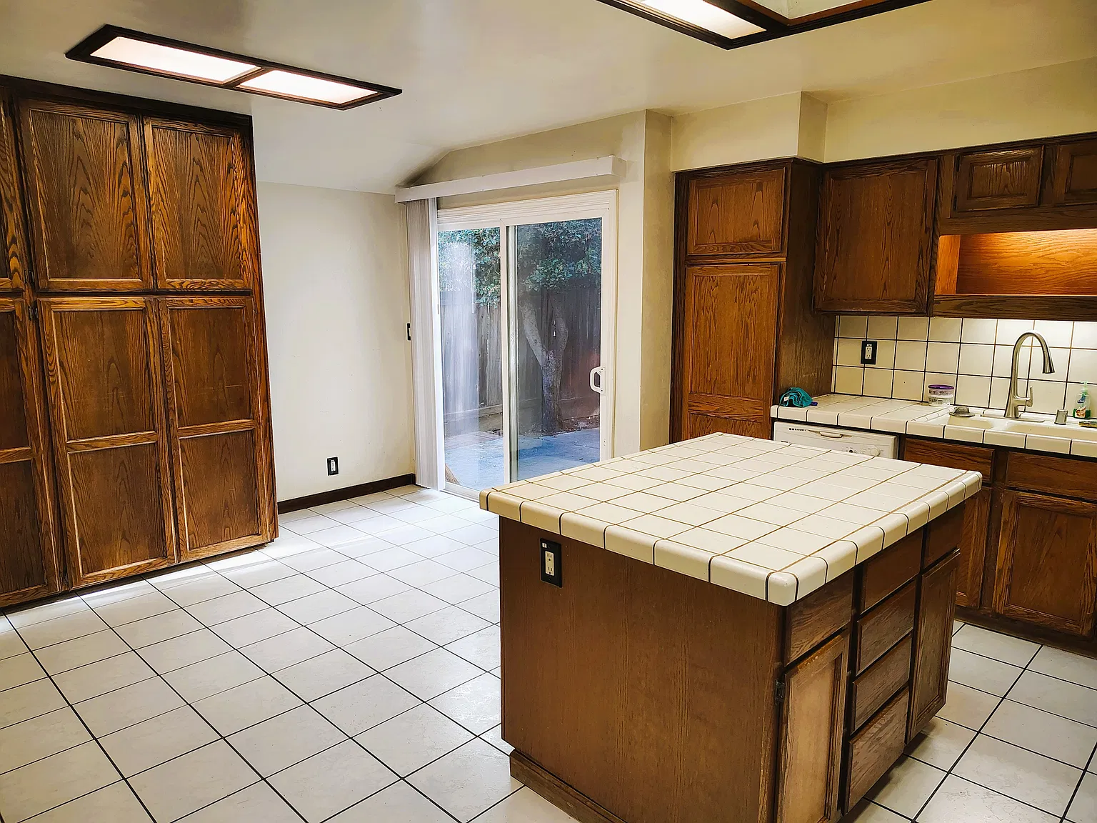4 bed, 1300 sqft, $4,100 — Photo 2