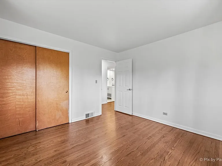 116 S Deerpath Rd — Photo 19