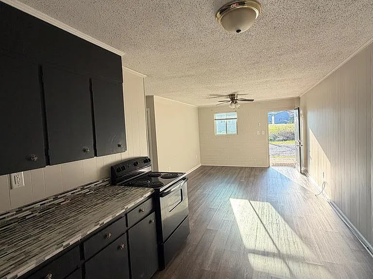 3236 Shepard Dr — Photo 2