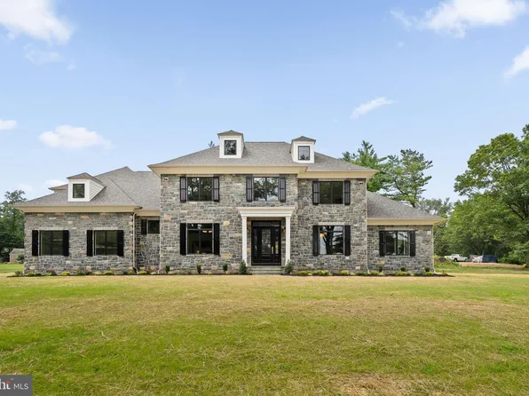 725 W Curry Dr, Blue Bell, PA 19422