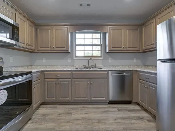 Spacious ranch style 2-bedroom, 2 bath duplexes located in Manchester!, 296 Hunt St, Manchester, TN 37355