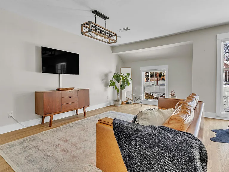185 Alexander St — Photo 4