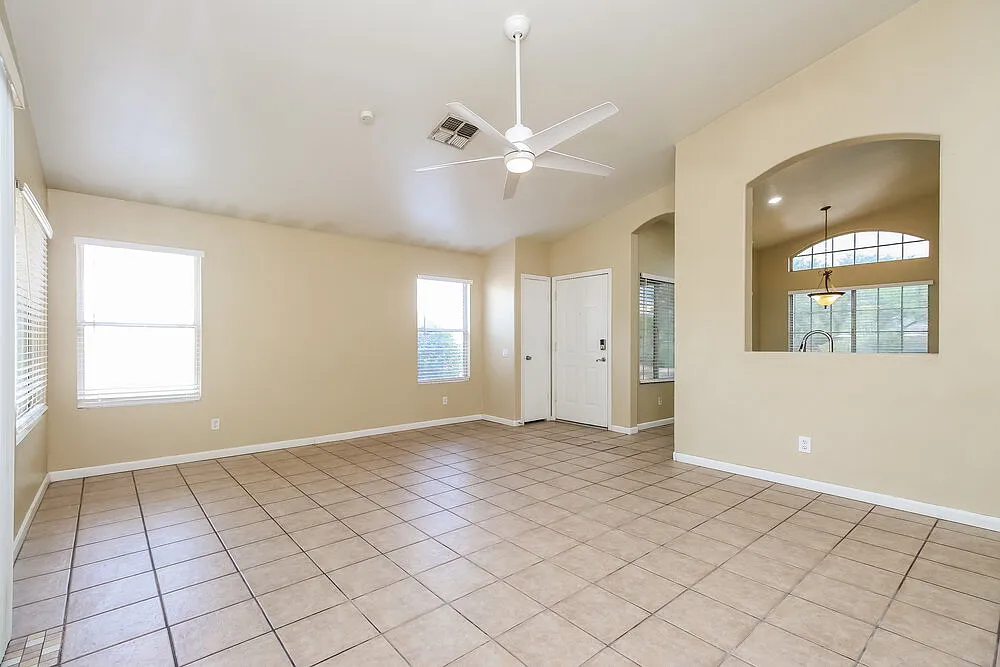 3 bed, 2.0 bath, 1234 sqft, $2,155 — Photo 4