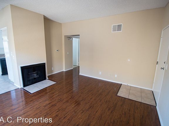 3rd image of 12142 Oxnard St APT 201