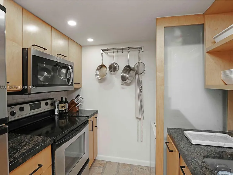9394 SW 77th Ave #F4 — Photo 7