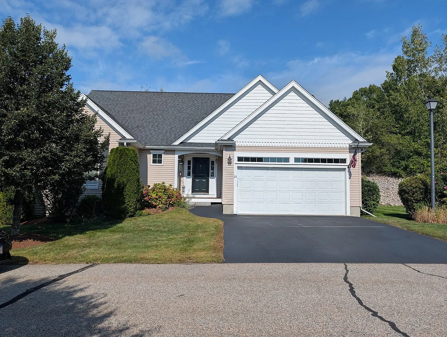 Beautiful 2 Bed / 2 Bath Condo with 2-Car Garage — Photo 1
