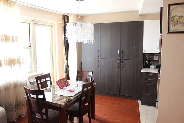 Sold by Thomas Lipovetsky, LREB | media 29