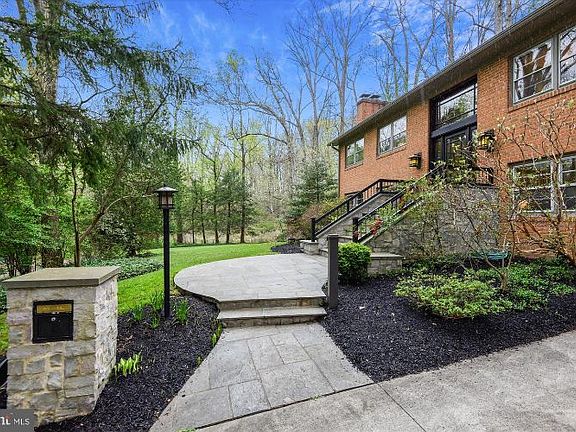 2nd image of 1437 Brookhaven Dr