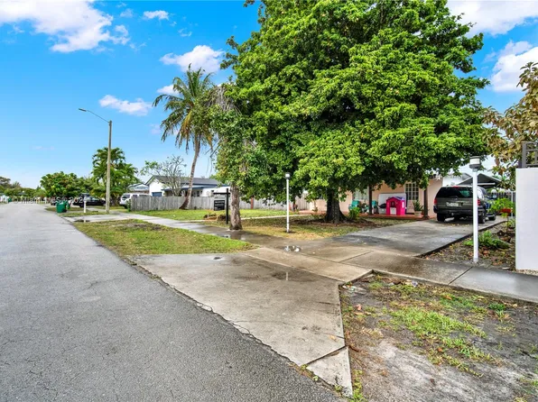 9821 SW 47th St, Miami, FL 33165