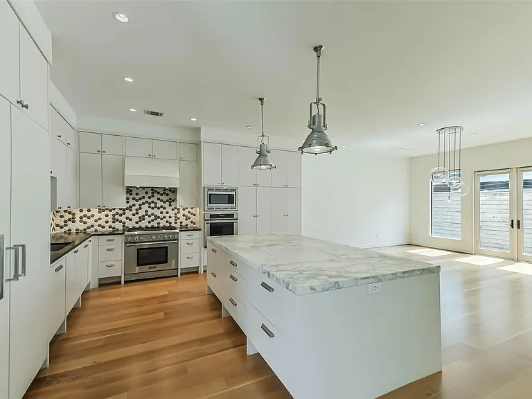 815 Alexander St — Photo 16
