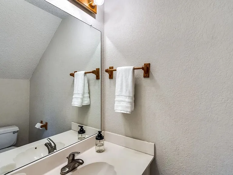 606 Bandera St — Photo 4