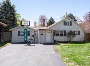 67 Birchwood Dr, Rochester, NY 14622