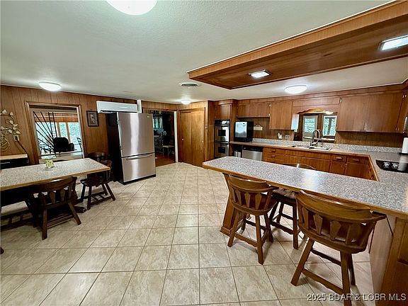 3rd image of 76 Breezy Hill Ln