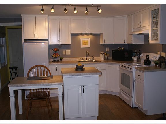 Kitchen - Maple Cabinets