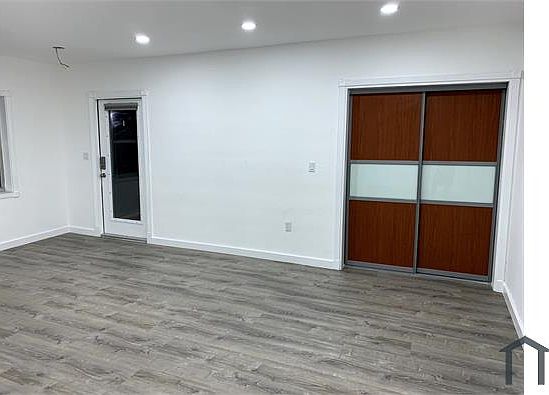 3rd image of 168 W 45th St