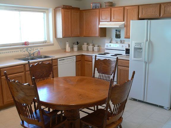 Lots of cabinets & walk-in pantry