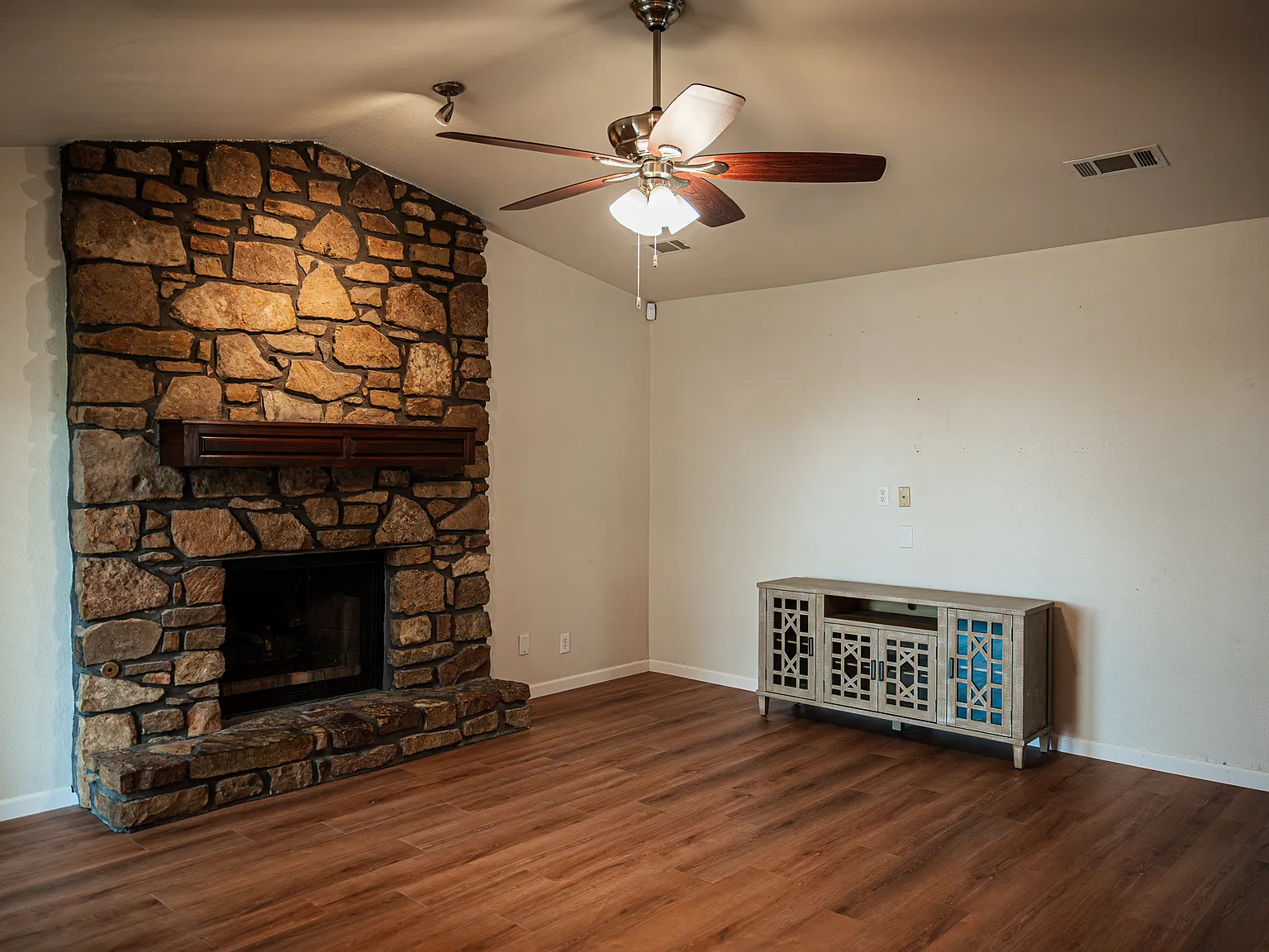 3 bed, 1340 sqft, $1,900 — Photo 4