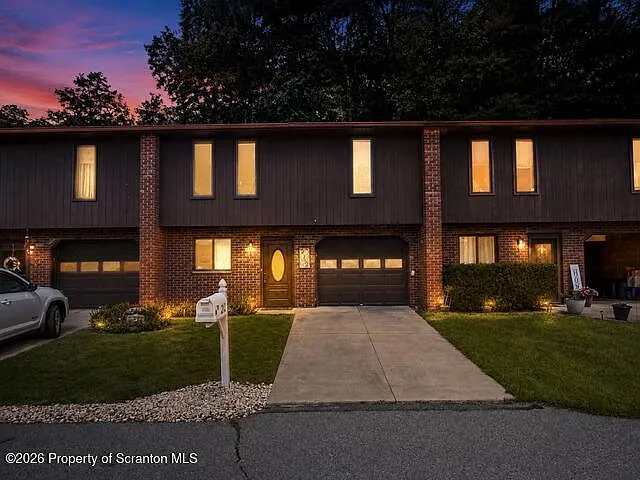 2 bed, 1.5 bath, 1800 sqft, $1,700 — Photo 2