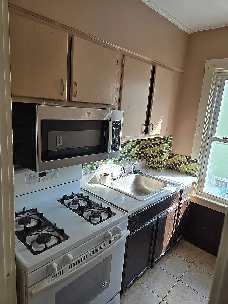 3 bed, 1200 sqft, $1,700 — Photo 1