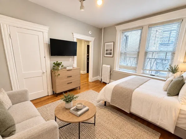 65 Park Dr APT 10, Boston, MA 02215
