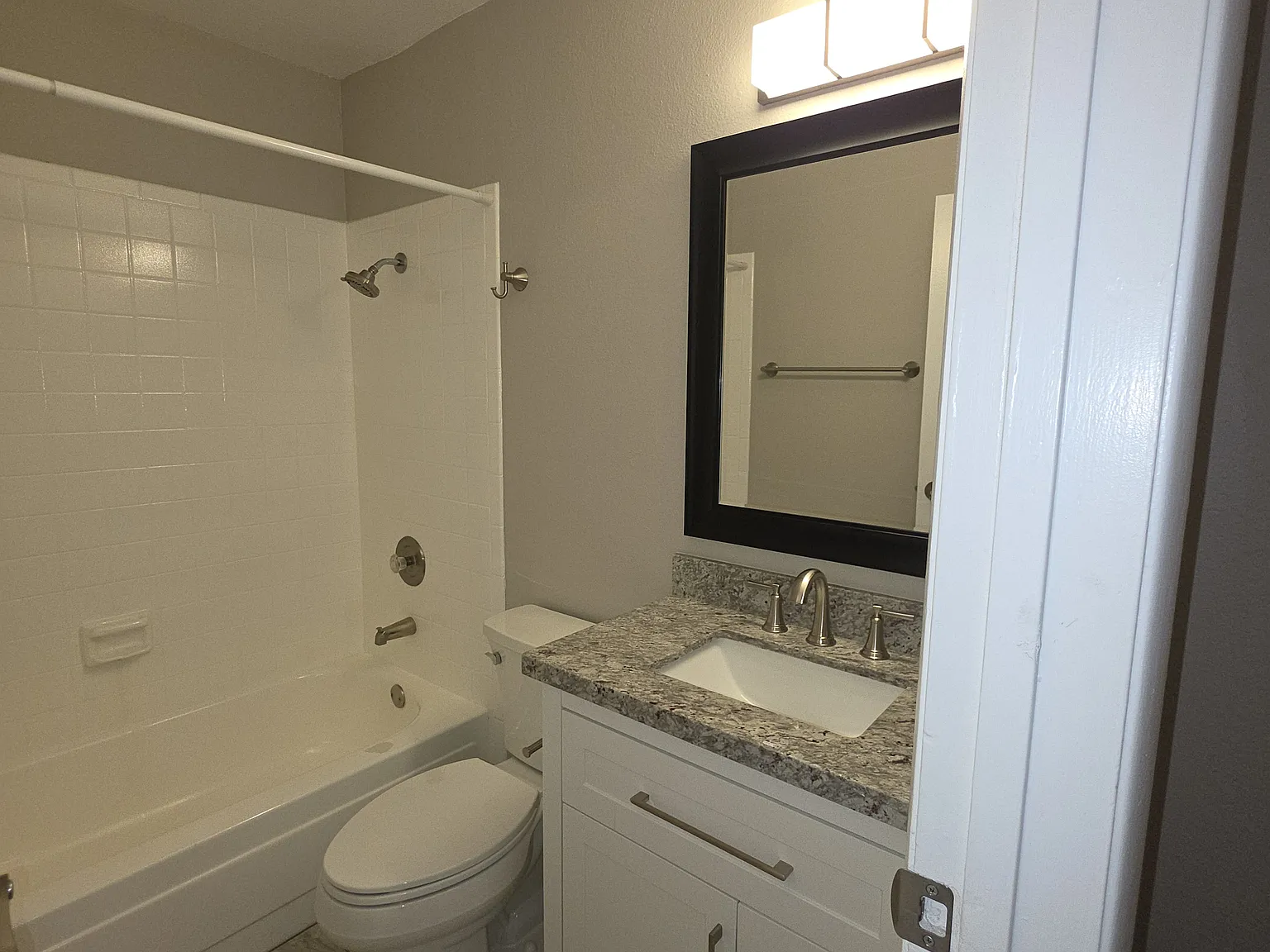 2 bed, 980 sqft, $1,350 — Photo 2