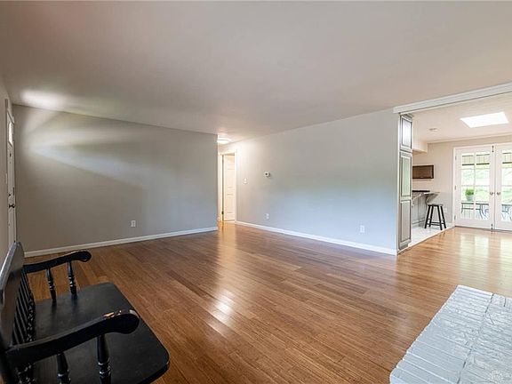 5th image of 164 Martha Ave
