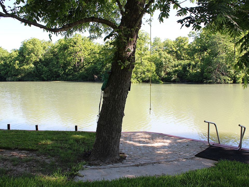 1st image of 300 Meadow Lake Dr