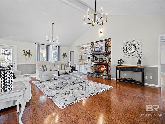 4th image of 4567 Pine Ave