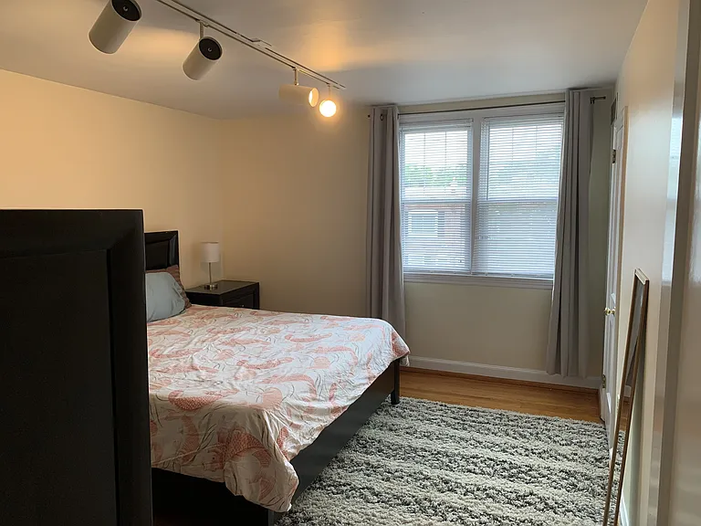 1413 N Lincoln St — Photo 8