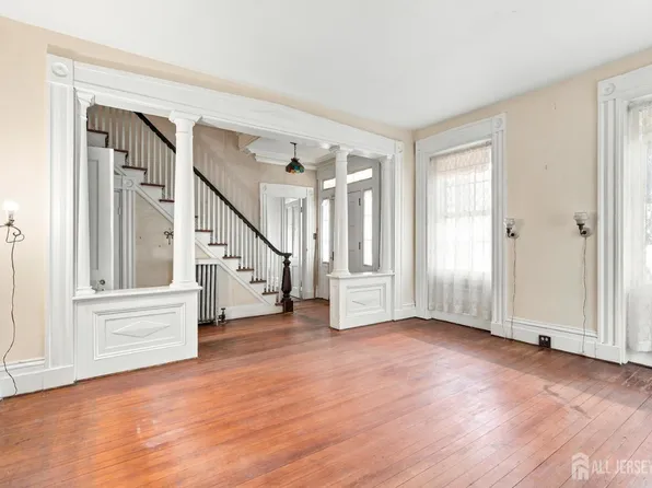 80 Main St, Keyport, NJ 07735