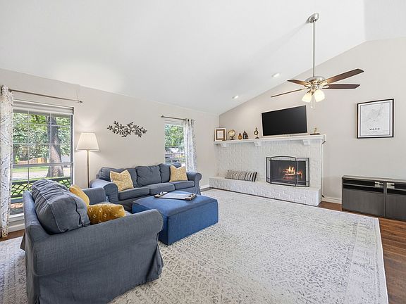 5th image of 408 Thorn Wood Dr