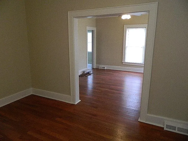 115 E Riverside Dr — Photo 14
