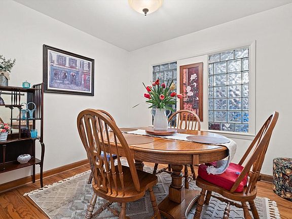 4th image of 130 West Brown Deer ROAD