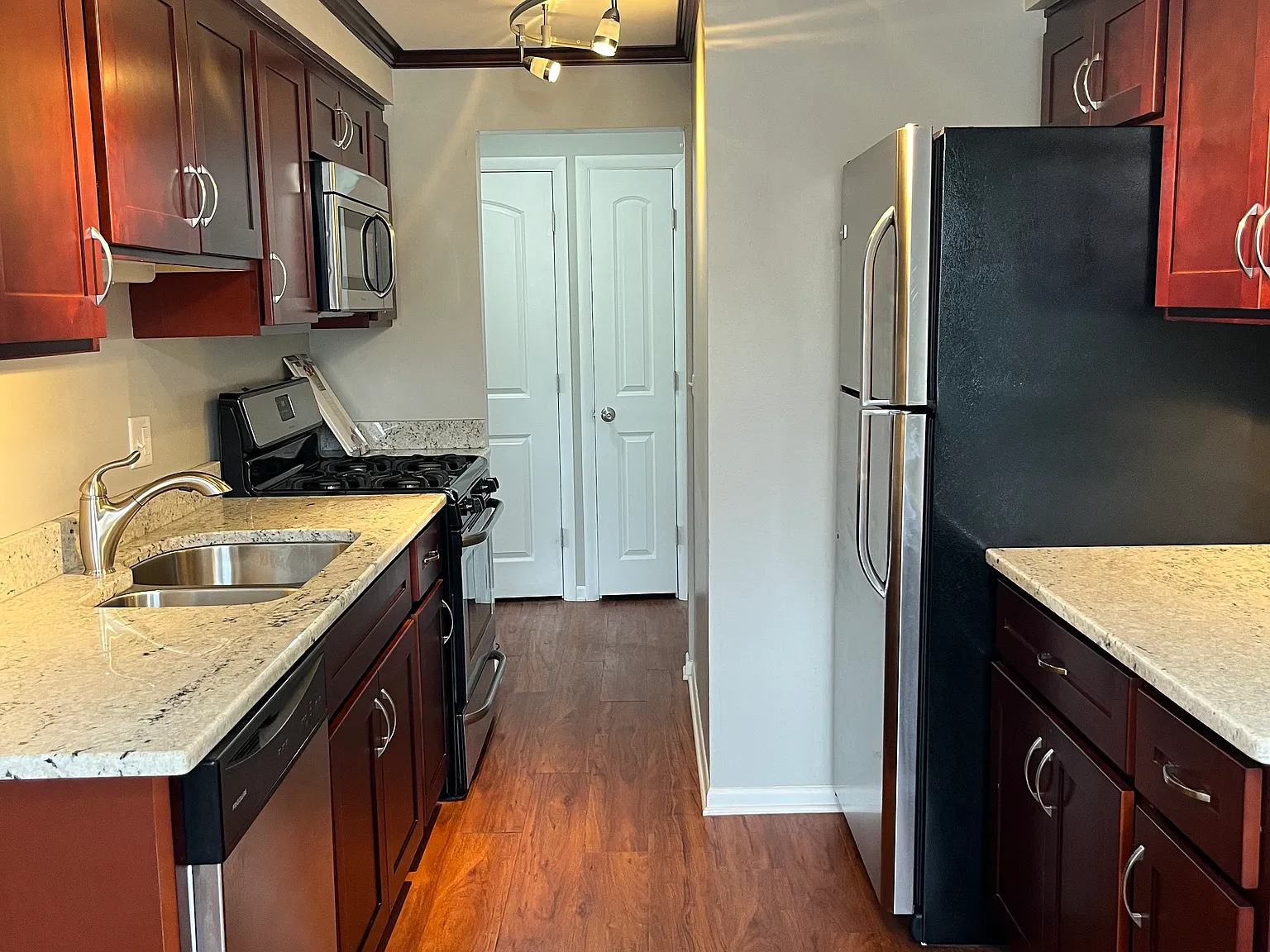 1327 E Prairie Ave — Photo 2