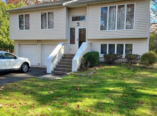 84 Kings Dr, Riverhead, NY