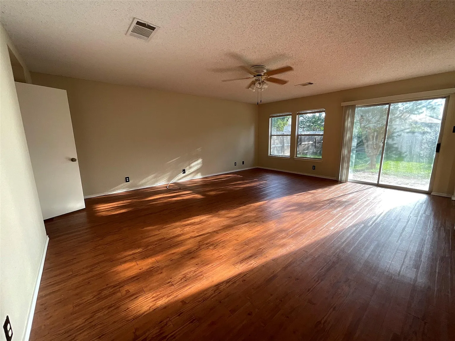 5 bed, 2.5 bath, 2912 sqft, $2,200 — Photo 3