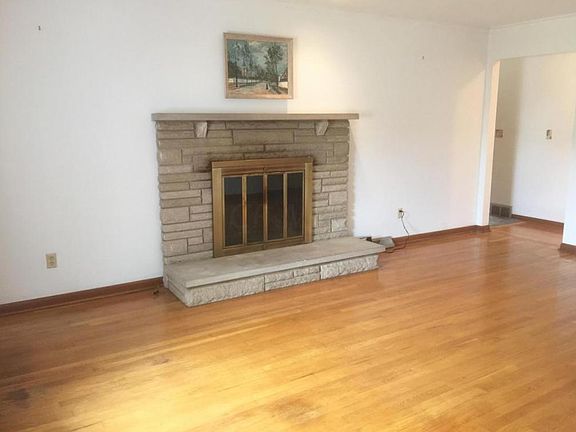 4th image of 993 Janet Dr
