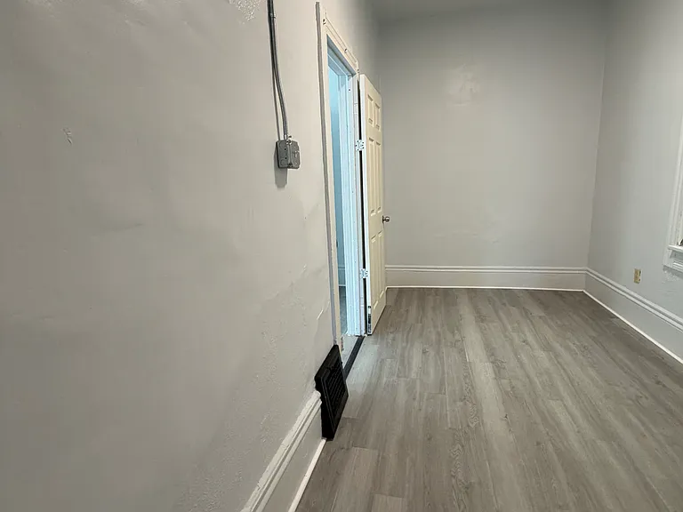 7009 Hecker Ave — Photo 20