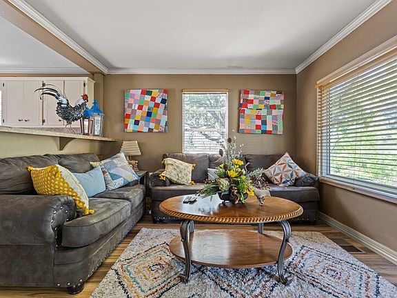Nothing beats a living room this cozy with a touch of quilt.