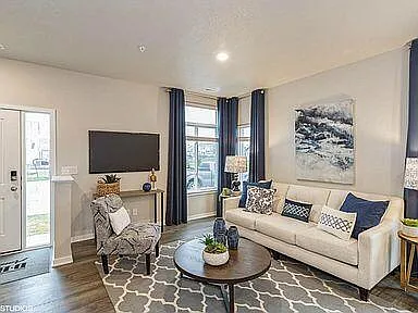 856 NE Larkspur Ave — Photo 2
