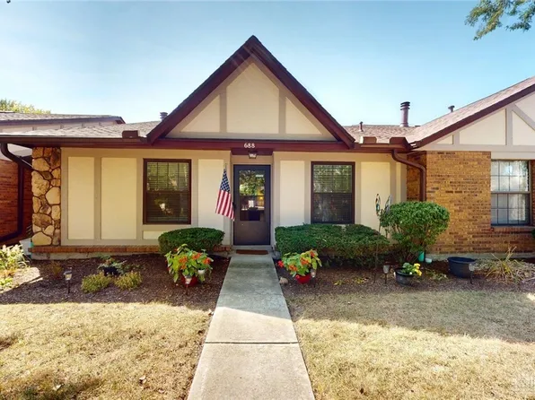 688 Pine Needles Dr, Dayton, OH 45458