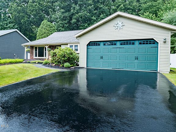 3rd image of 43 Algonquin Road