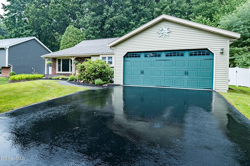 3rd image of 43 Algonquin Road