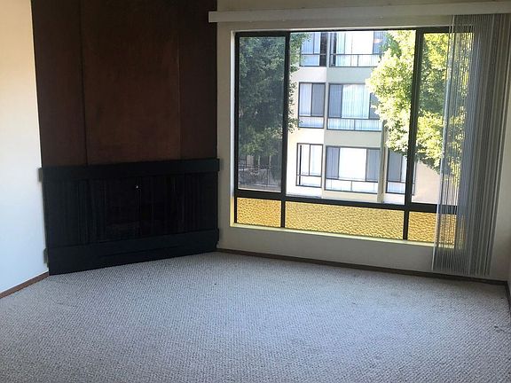 5th image of 125 Bay St APT 6