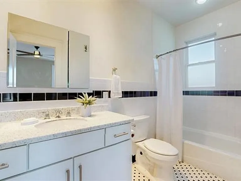 618 Madison St #300 — Photo 5