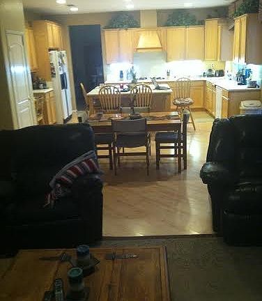 Large Kitchen w Island