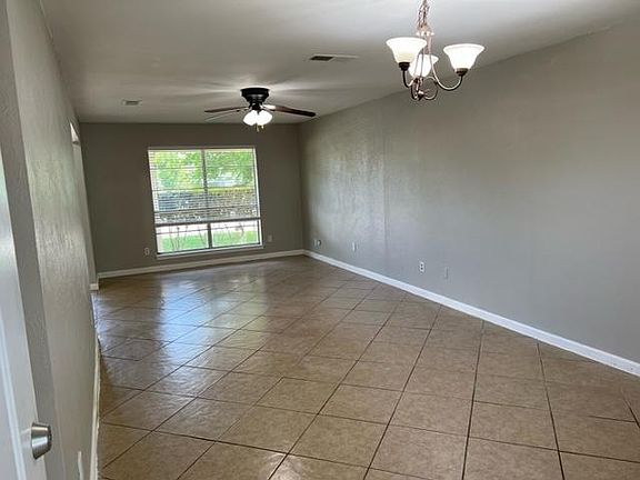 5th image of 927 Wandering Way Dr