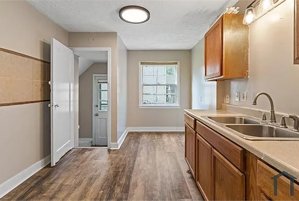 1114 Roslyn Ave — Photo 10