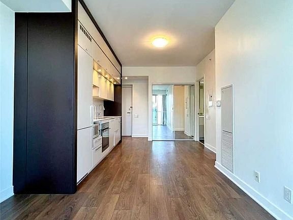 4th image of 15 Grenville St #2801